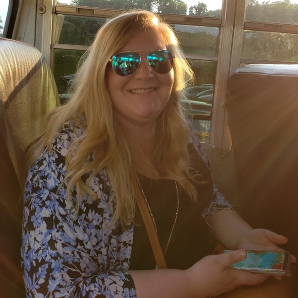 Meet your Posher, Shelley - Picture 1 of 2